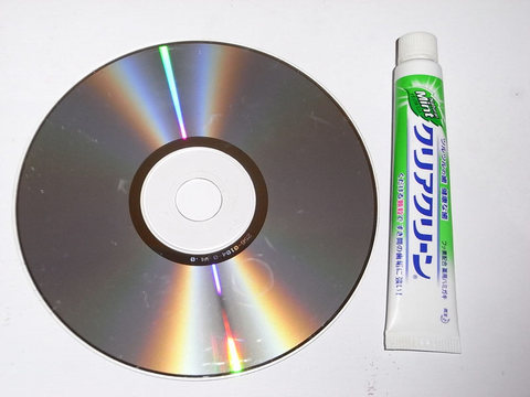 傷ついたCD・DVDが歯磨き粉で復活！？